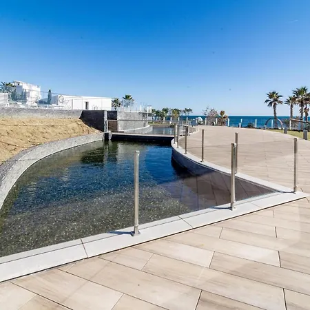 Te- Luxury Resort, Front Line Beach, Families Only Apartment