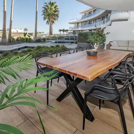 Te- Luxury Resort, Front Line Beach, Families Only Apartment