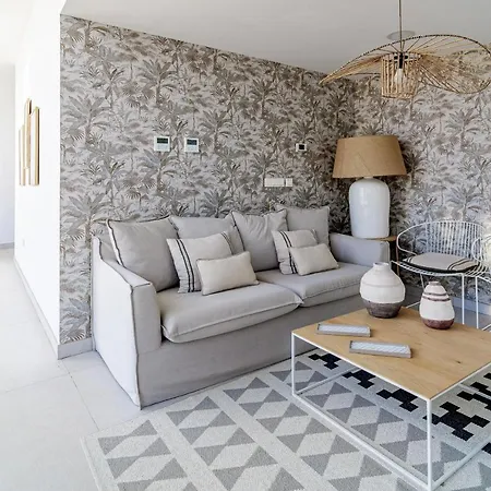 Te- Luxury Resort, Front Line Beach, Families Only *