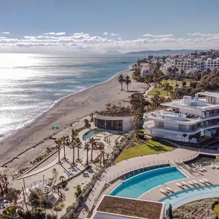 Te- Luxury Resort, Front Line Beach, Families Only דירה *
